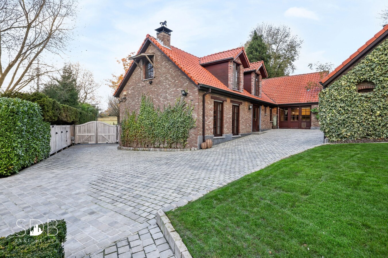 Landelijke villa met zwembad, paardenfaciliteiten en piste op circa 2 HA 