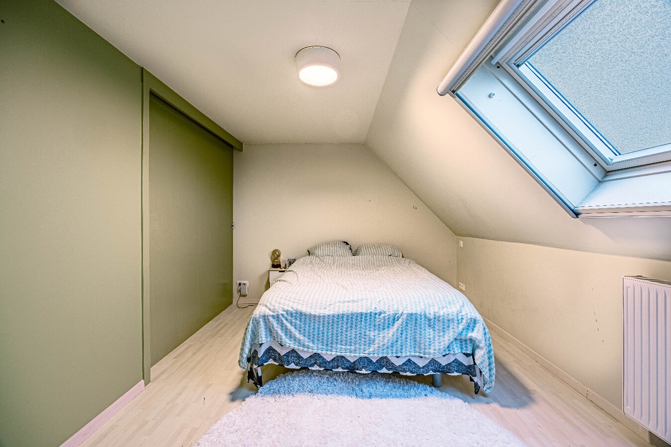 Ruime en veelzijdige bel-étagewoning met 5 slaapkamers, zuidgerichte terrassen en studio/praktijkruimte nabij de zeedijk. 