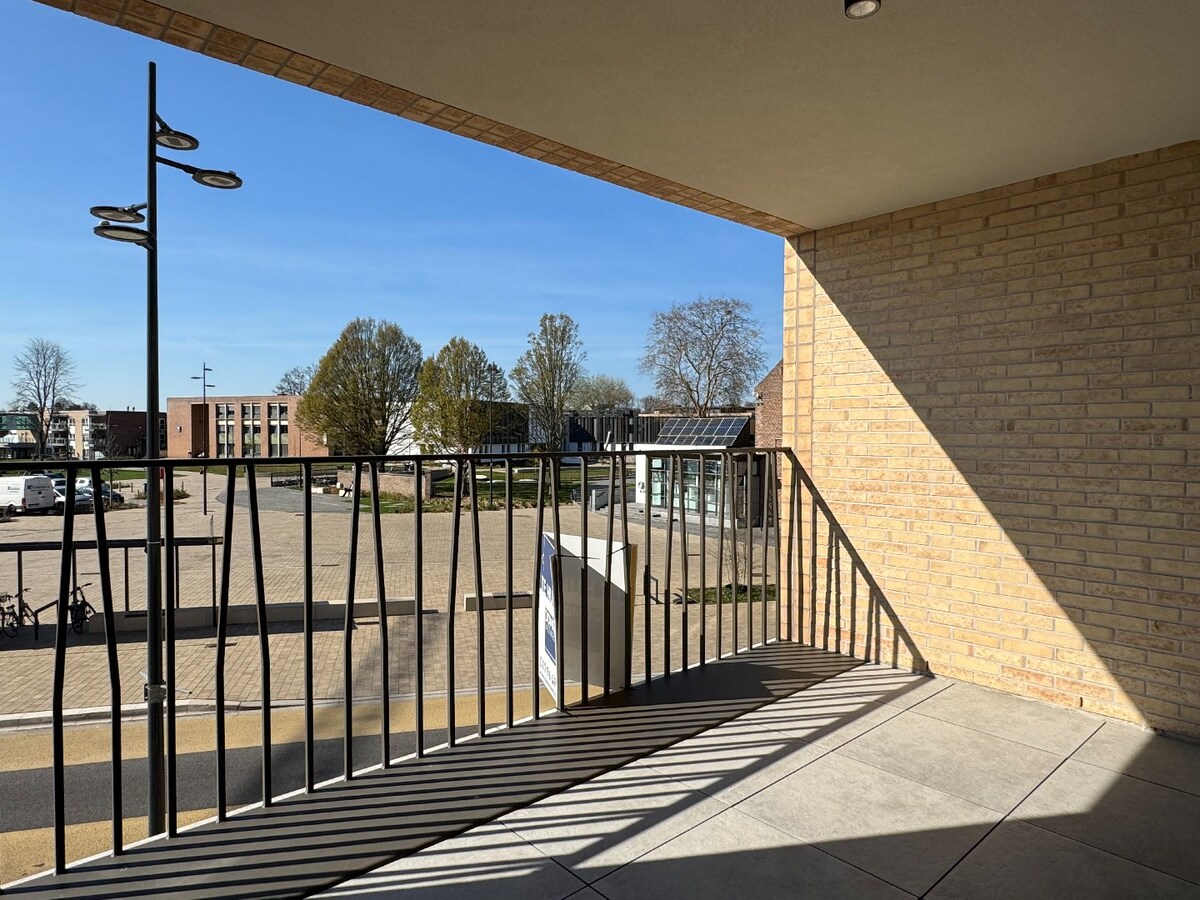 VOLLEDIG AFGEWERKT NIEUWBOUWAPPARTEMENT MET 2 SLAAPKAMERS, TERRAS, ONDERGRONDSE AUTOSTANDPLAATS EN KELDERBERGING IN RESIDENTIE "DE KWINT" TE ZONHOVEN 