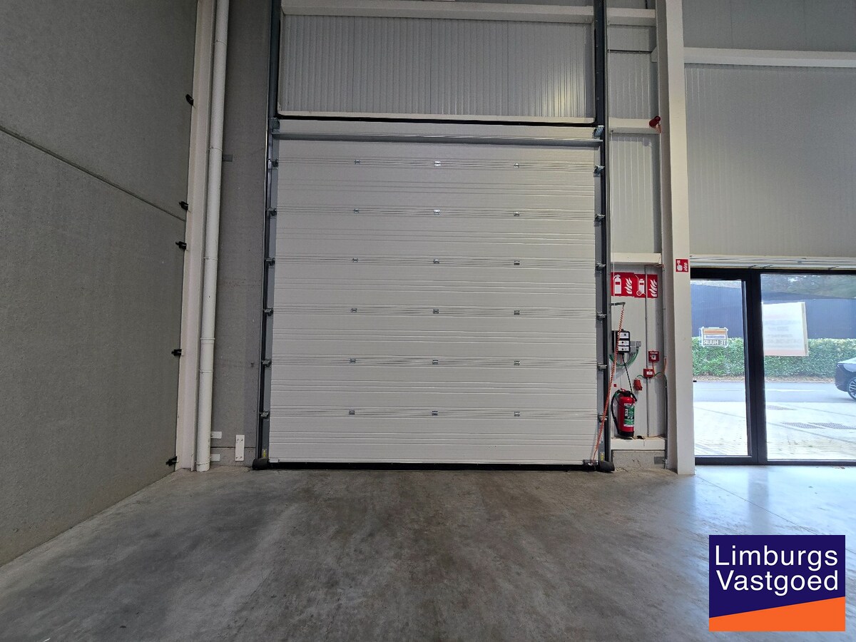 Recent magazijn, 216m², op industrieterrein 'Stadsheide', vlakbij Corda Campus 