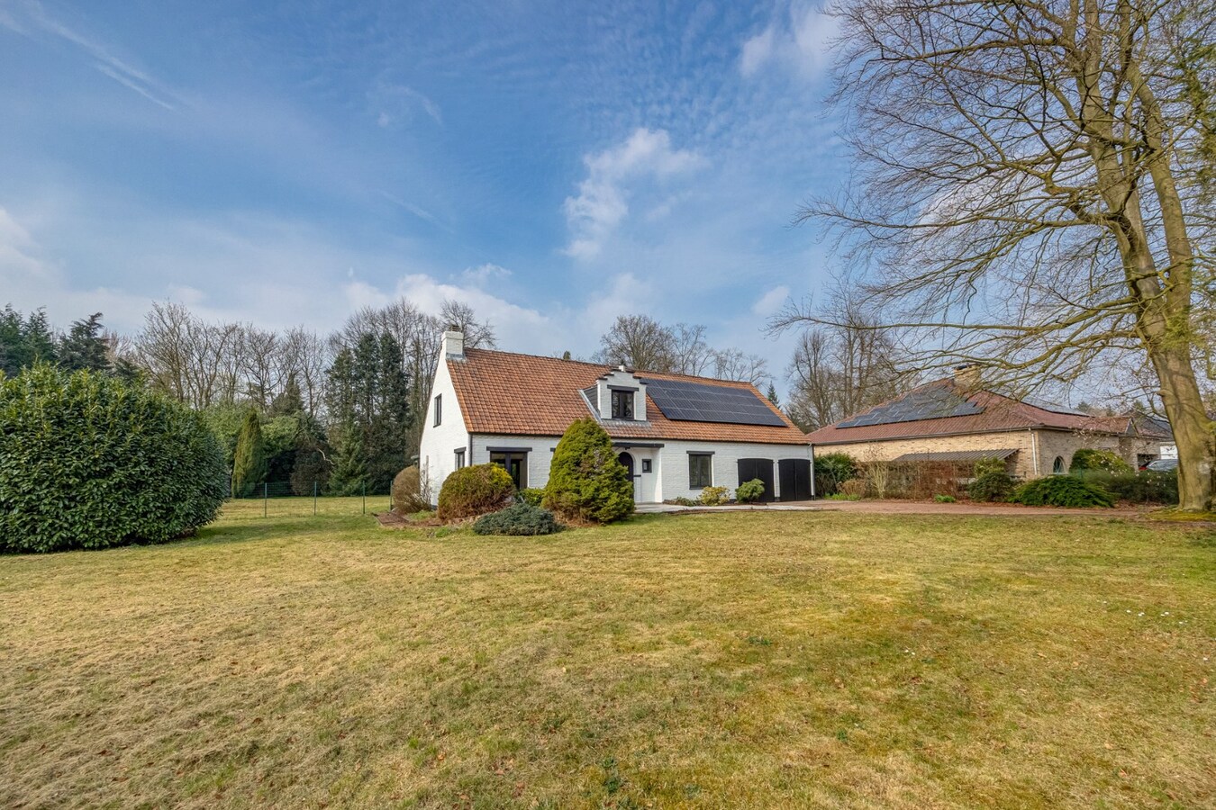 Landelijke, gerenoveerde woning met 4 slaapkamers op perceel van 2.322 m² 