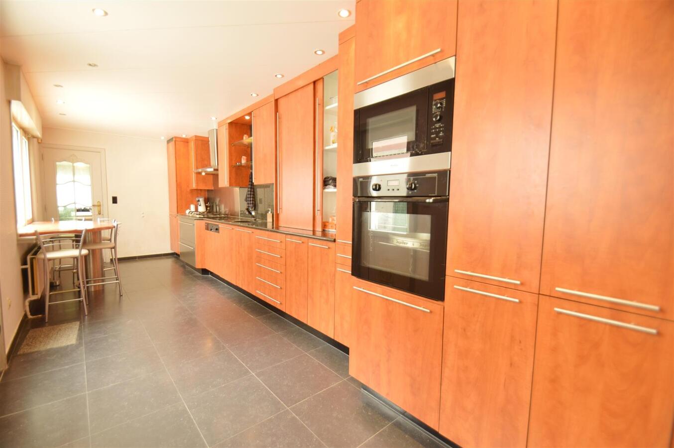 Zeer ruime gezinswoning met terras en garage - Heist 