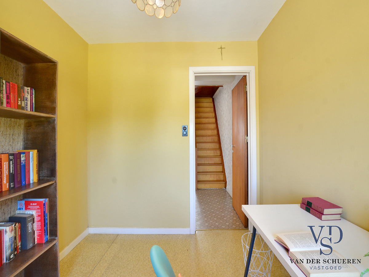 Degelijke woning met tuin en afz. garage. 