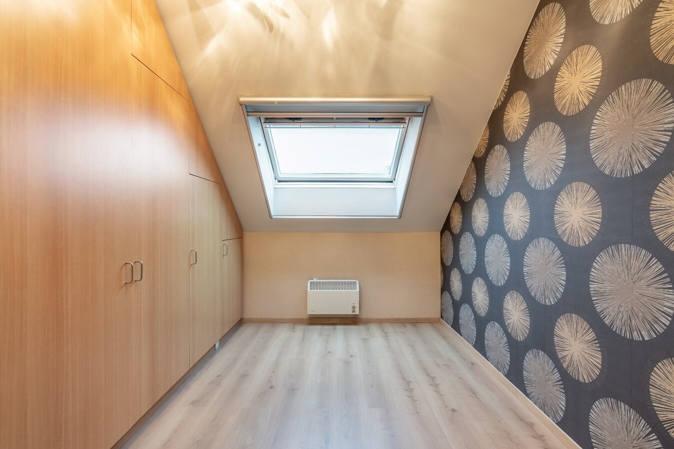 Ruim duplex appartement met 2 slaapkamers en garage. 