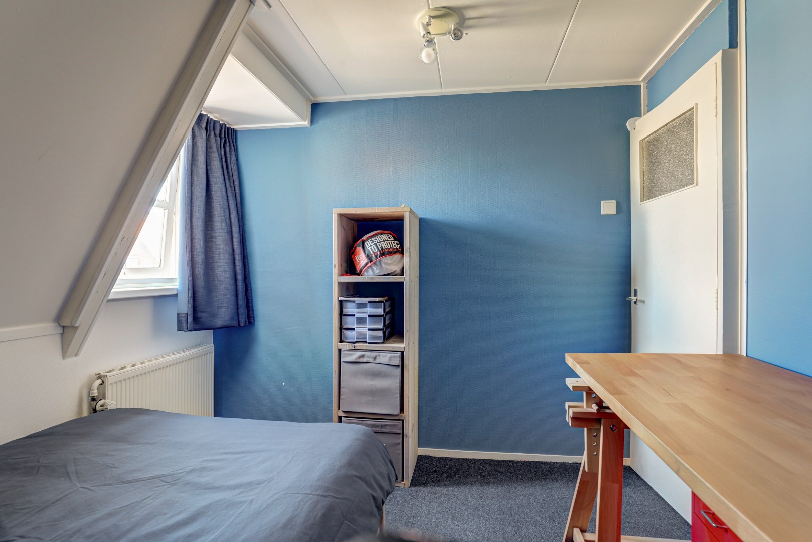 Vrijstaande woning met diepe zonnige tuin, overkapping en royale bijgebouwen 