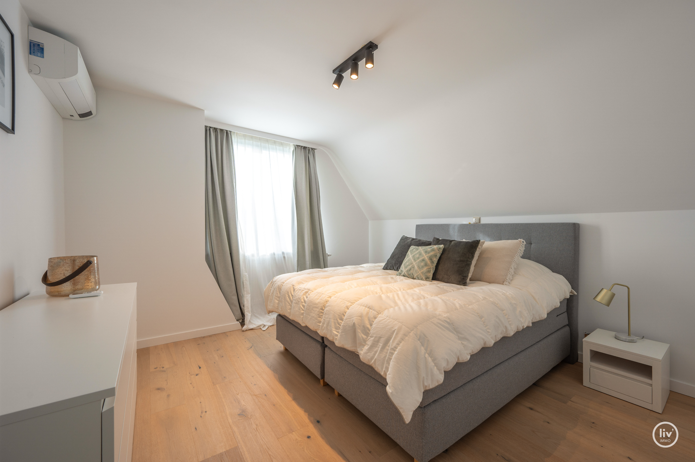 Magnifique villa rénovée avec toit de chaume, bien située près de Duinenwater à Knokke. 