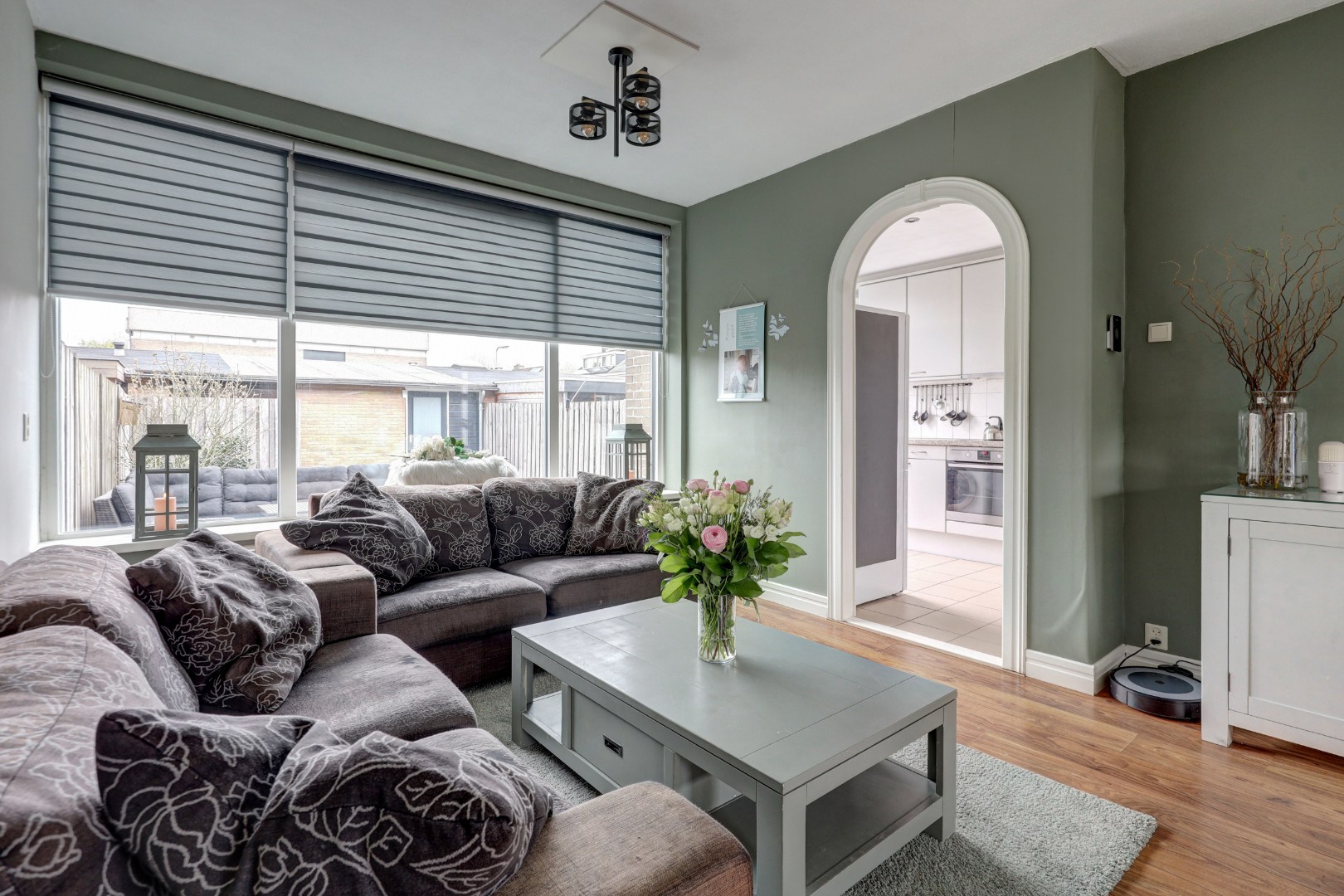 Lichte 4-kamer tussenwoning met eigen garage, 3 slaapkamers, onderhoudsvriendelijke tuin met berging en gelegen op eigen grond! 