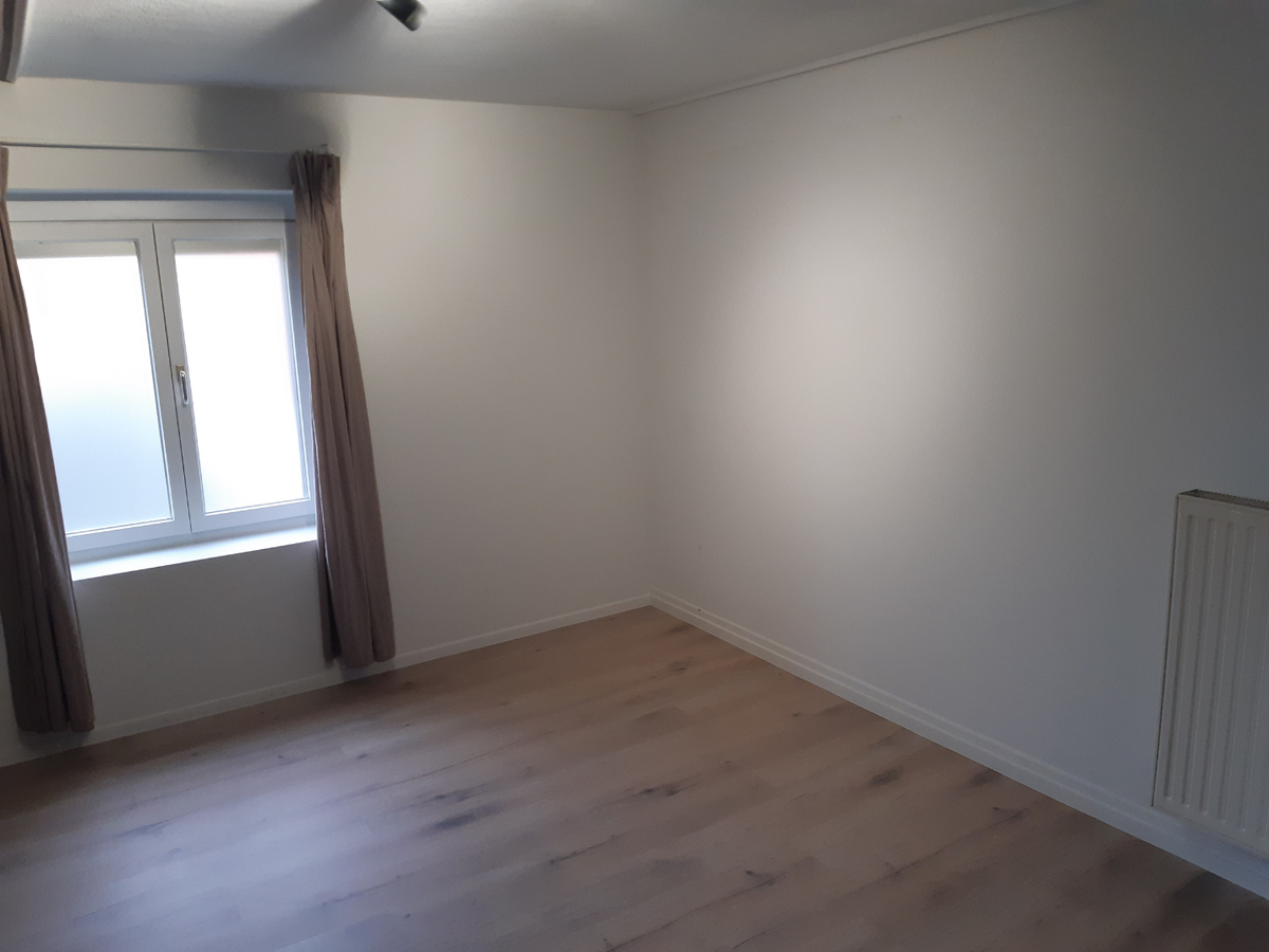 Gerenoveerde woning met weide en loods. 