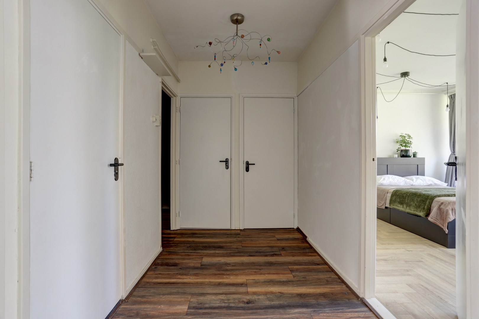 Instapklaar 3- (voorheen 4) kamer appartement op de 2e etage met moderne keuken met kookeiland, 2 balkons, 2 riante slaapkamers, moderne badkamer en gelegen op eigen grond! 