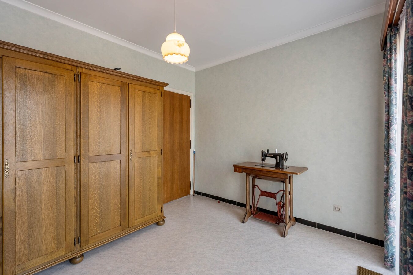 Gelijkvloerse, verzorgde woning gelegen op een perceel van 6a37ca, vlakbij het centrum, scholen, wandel- en fietsroutes 
