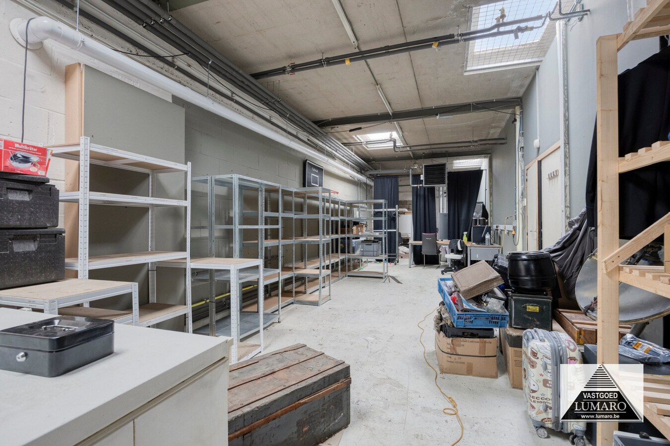 Commercieel gelegen winkel  met  parking 