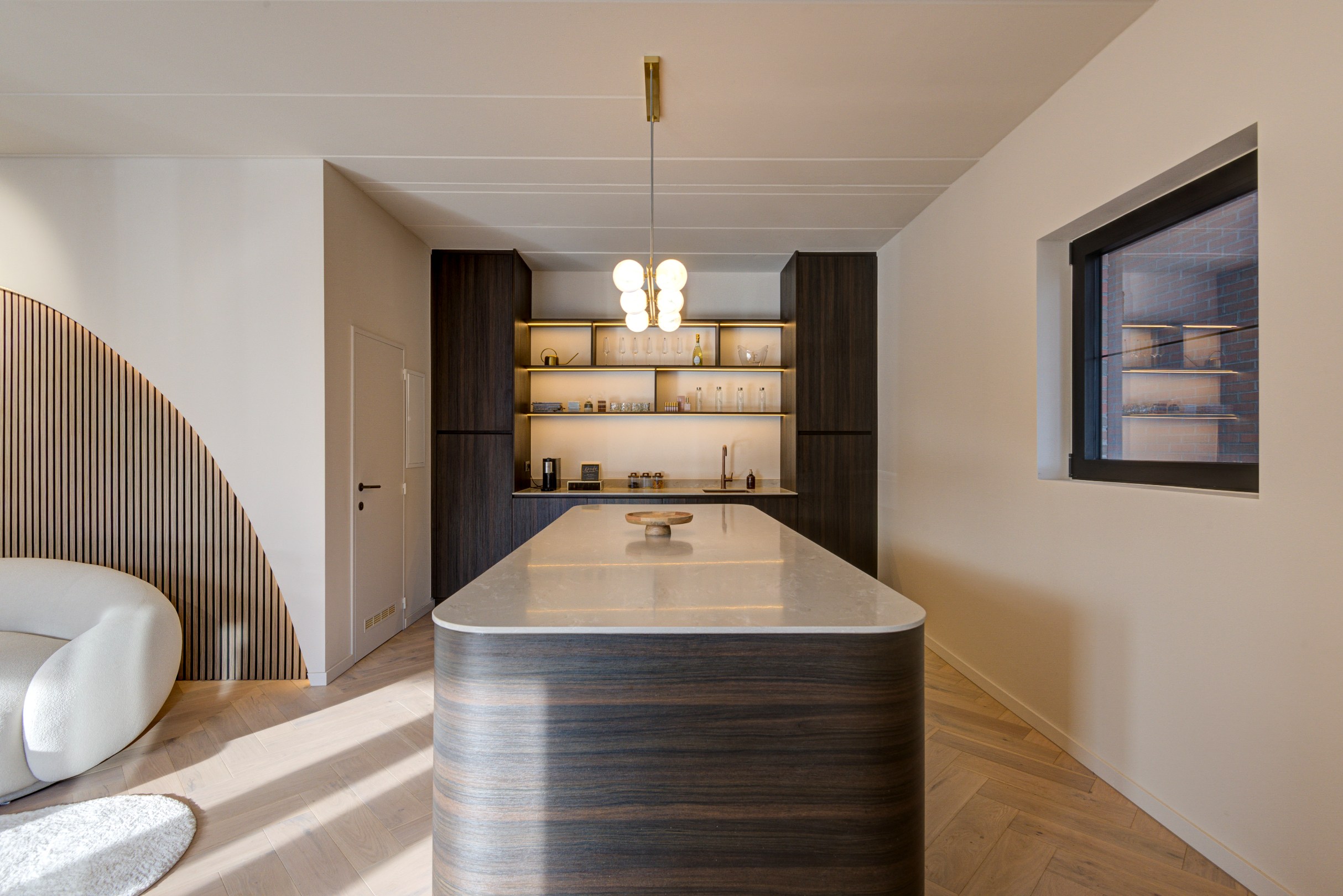 High-End Kantoor/ commerciële ruimte/ praktijk met luxe afwerking en 5 parkeerplaatsen. 