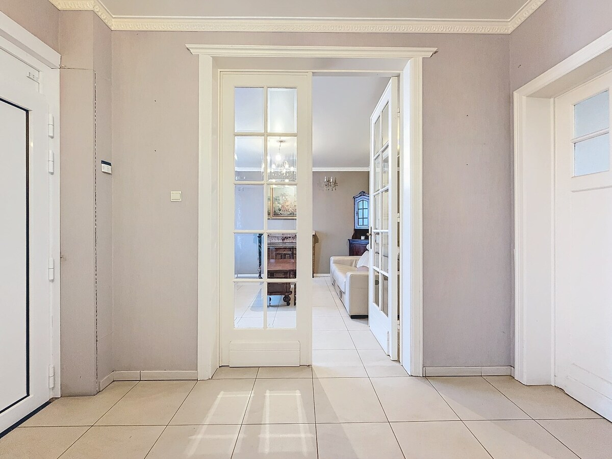 Statige woning met garage en ruime tuin te centrum Zottegem 