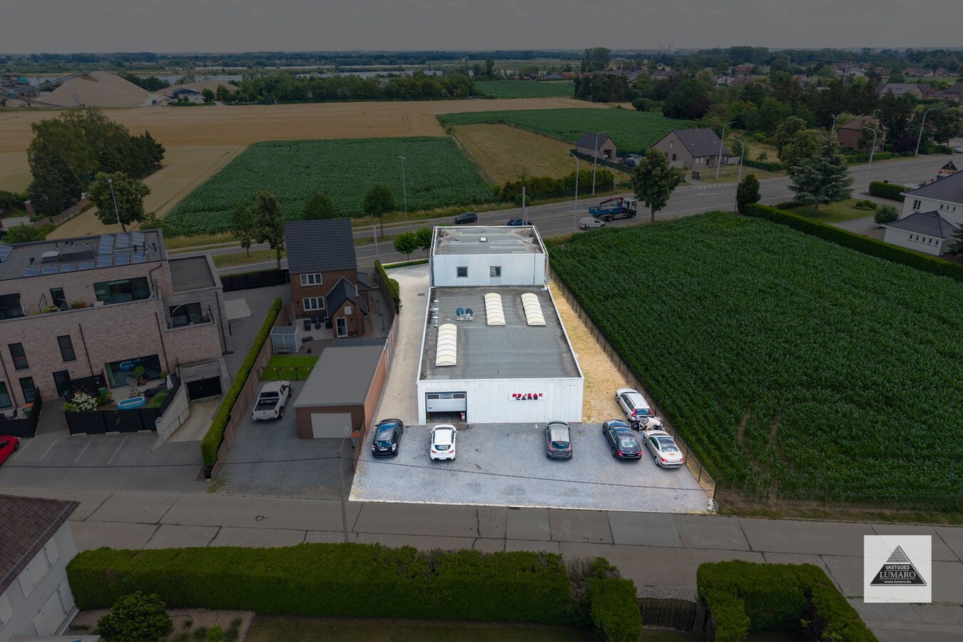 Schitterende showroom 280 m² (+ kantoren), op 2,4 km van de nieuwe Mc Donalds. 