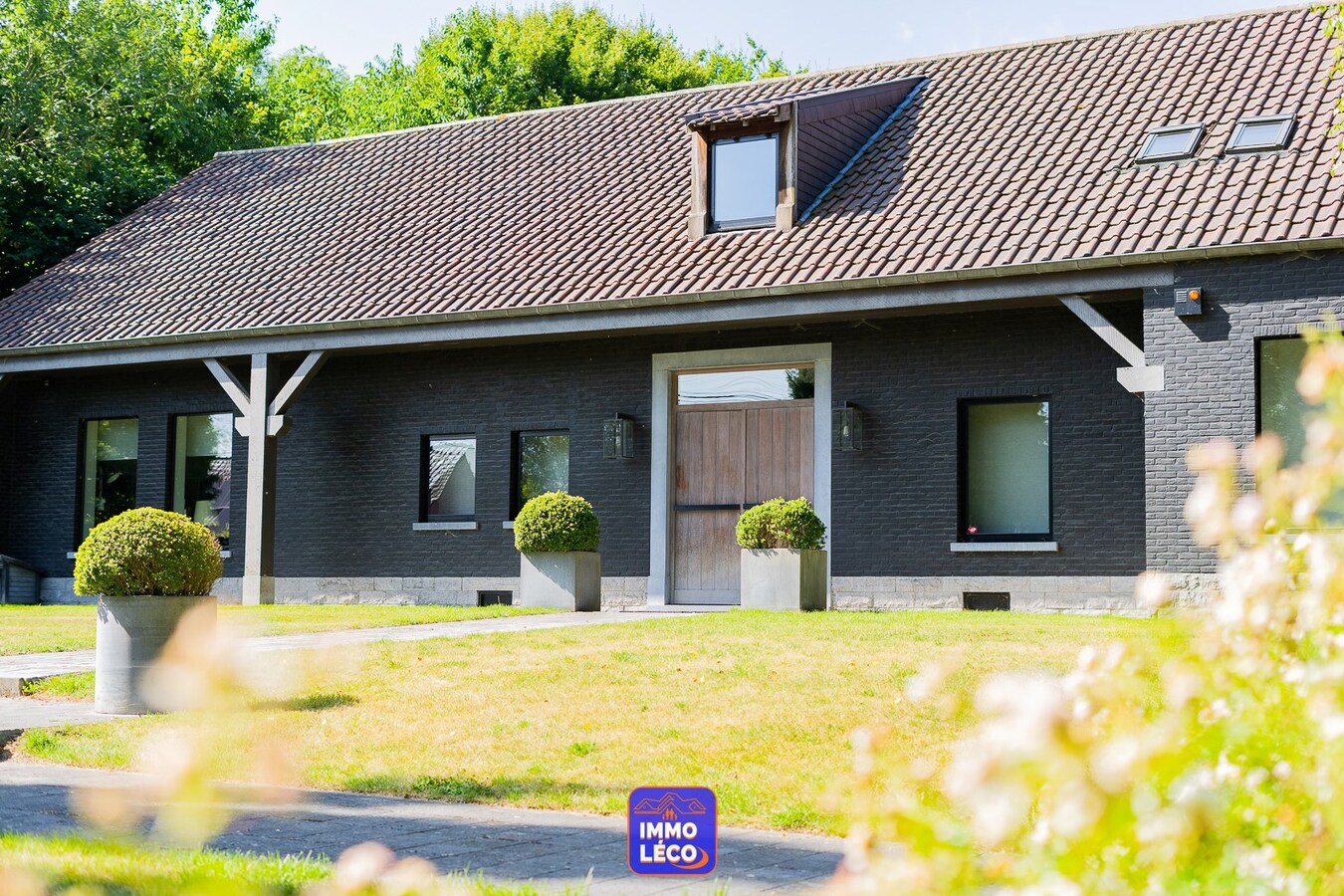 Villa semi Plain-Pied érigée sur 4592m², piscine, 4 garages, parking 10 voitures, ... COUP DE COEUR assuré ! 