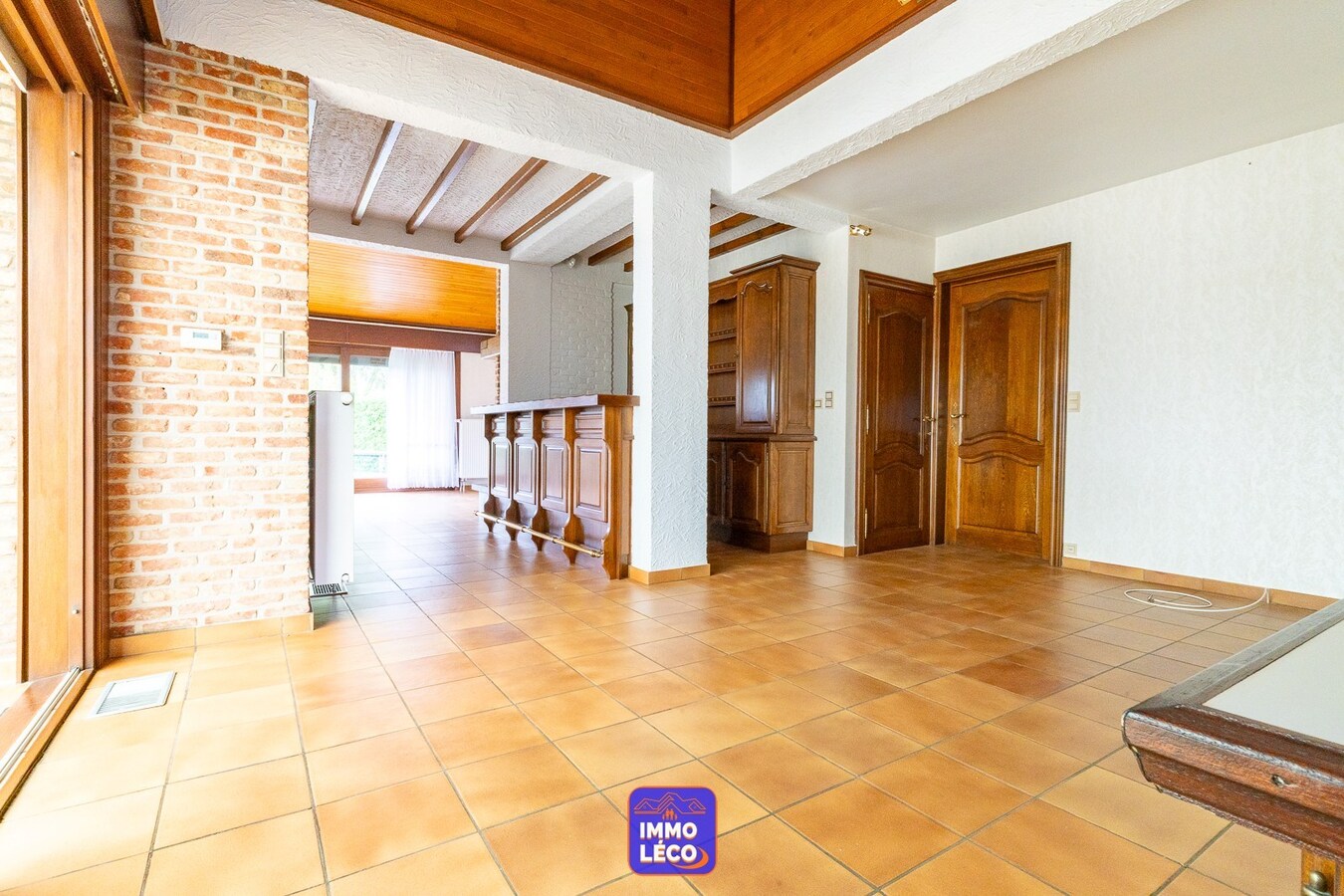 Villa d'architecte érigée sur 712m² avec jardin, double garage, parking privatif, dans un clos prisé ! 