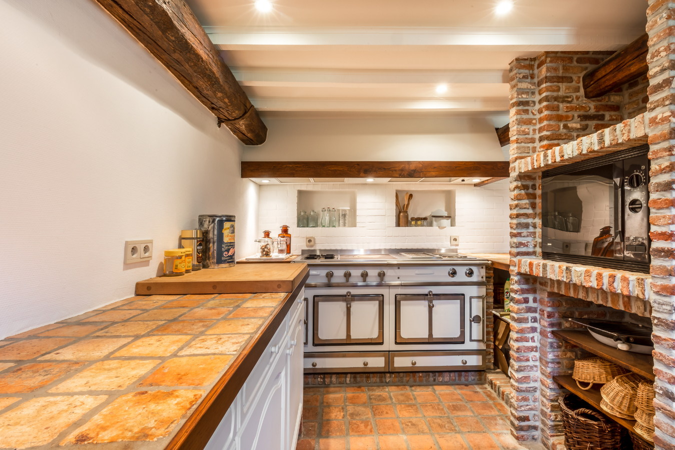 Authentieke hoeve in uitzonderlijke conditie op een perceel van 5.263 m² te Malle aangrenzend aan bosrijk gebied. 