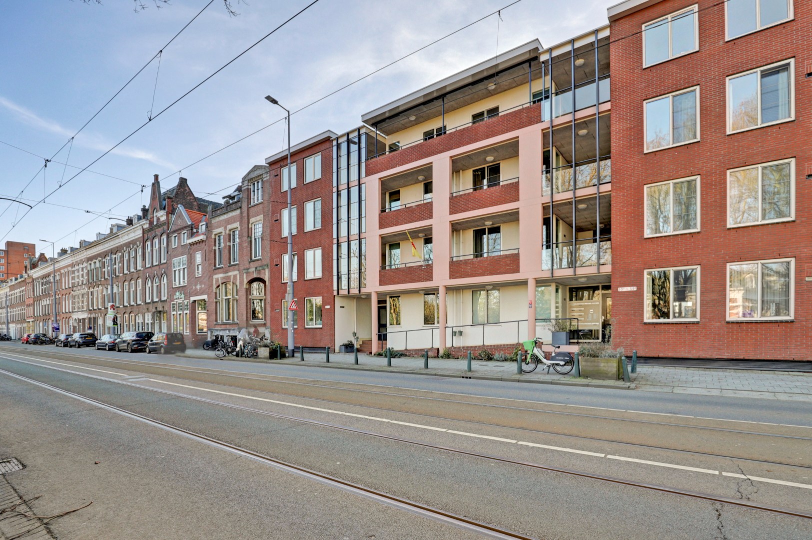 Luxe uitgevoerde 2- (voorheen 3) kamer appartement op de 3e etage met fraaie keuken, badkamer, balkon met uitzicht en gelegen op eigen grond. 