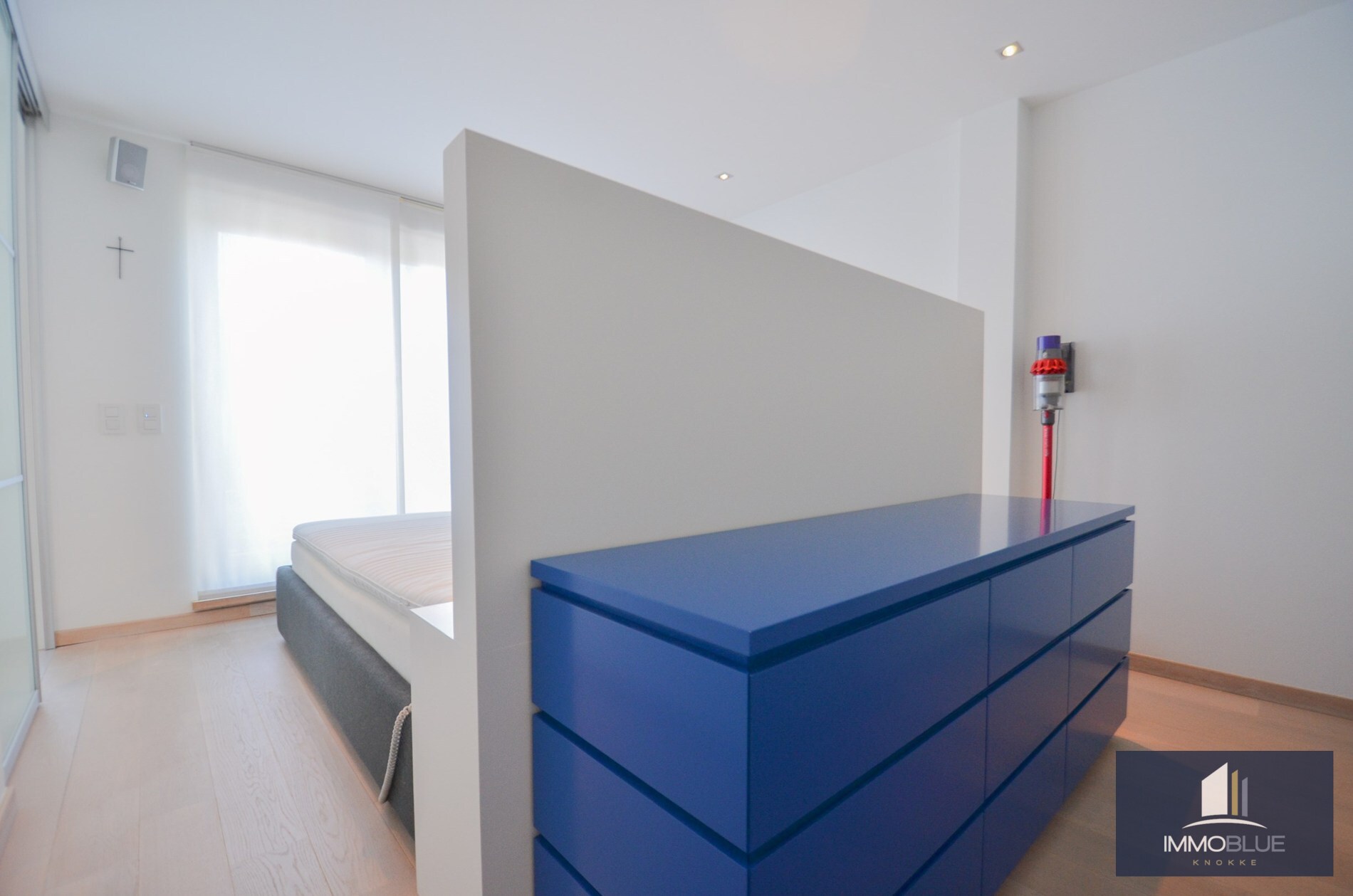 Duplex mezzanine lumineux et spacieux à louer, situé à deux pas de la mer. 