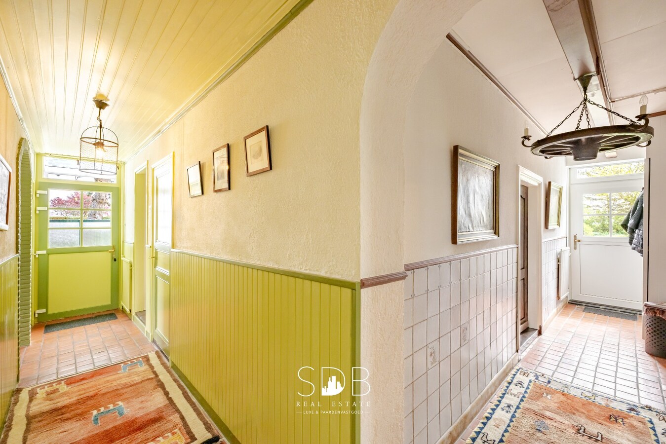 Landelijke woning met authentiek gastenhuis, stalgebouw, graslanden en buitenpiste op 20.285m² 