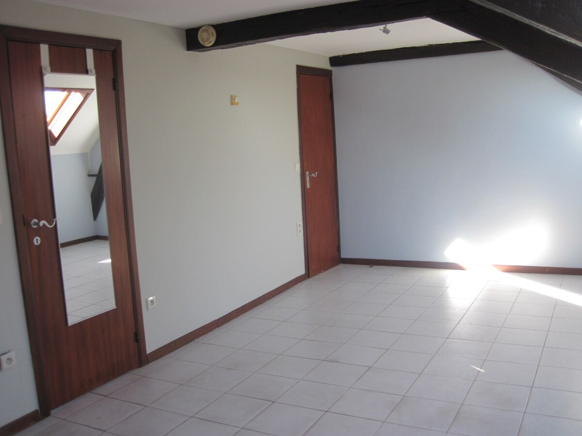 Bijzonder ruim gelijkvloers woonappartement. 