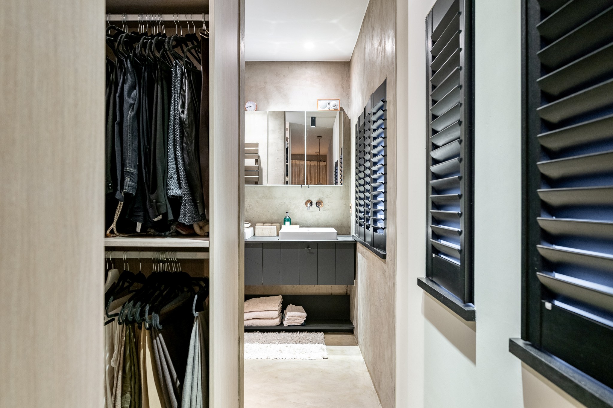 Située dans un quartier résidentiel calme et très prisé de Knokke, cette maison entièrement rénovée offre une combinaison parfaite de confort contemporain, de lumière et d'élégance raffinée. 