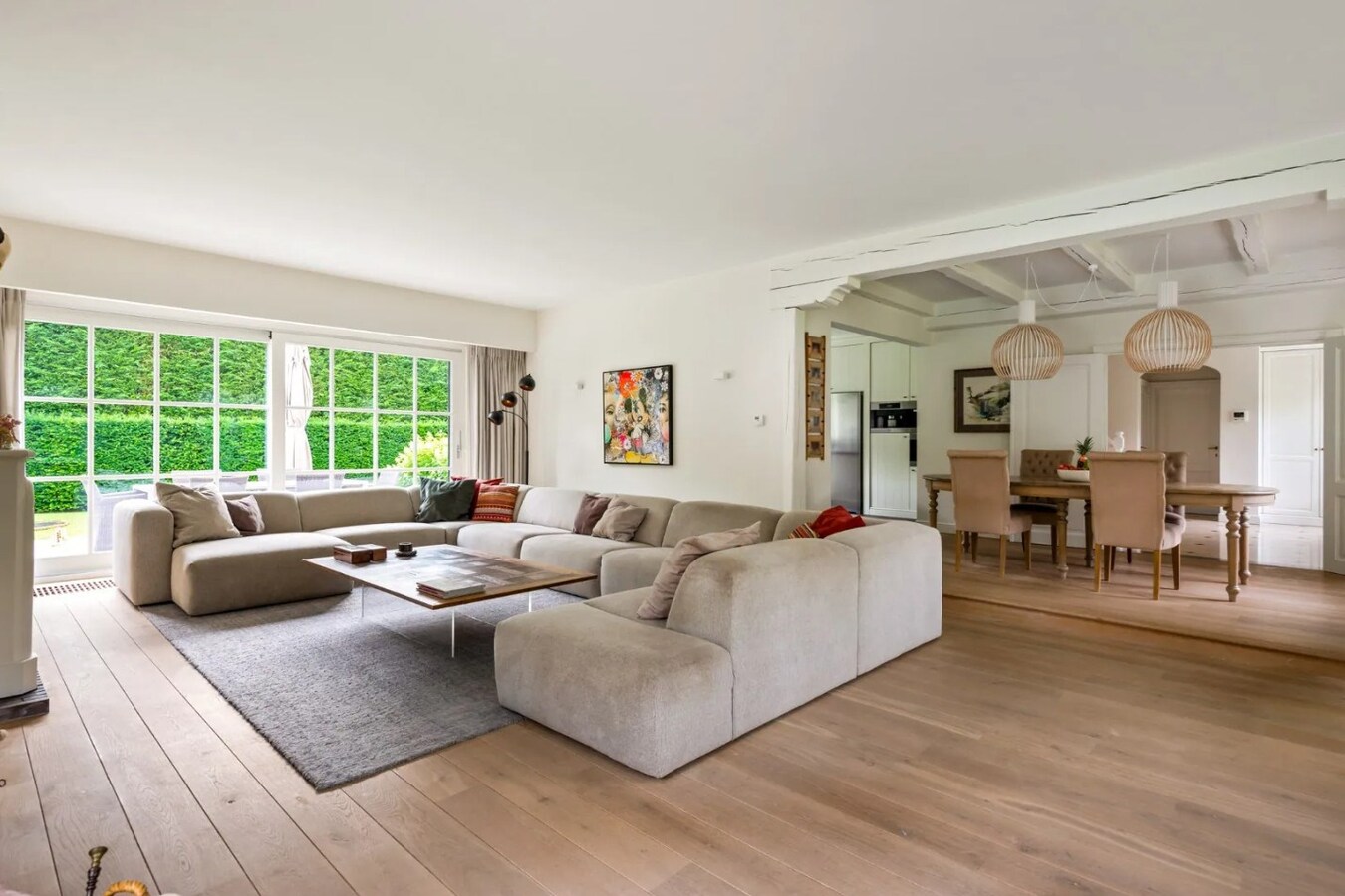 Prachtig gelegen villa met zwembad en poolhouse op een perceel van 1.907 m² in Koningshof te Schoten. 