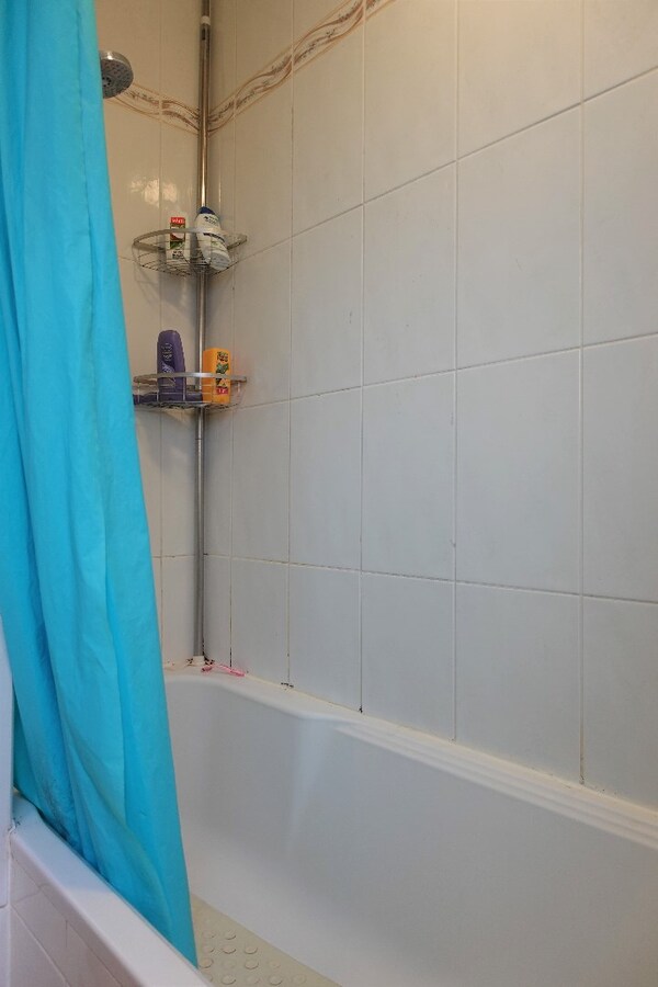 Gezellig gelijkvloersappartement met zonnige tuin en garage 