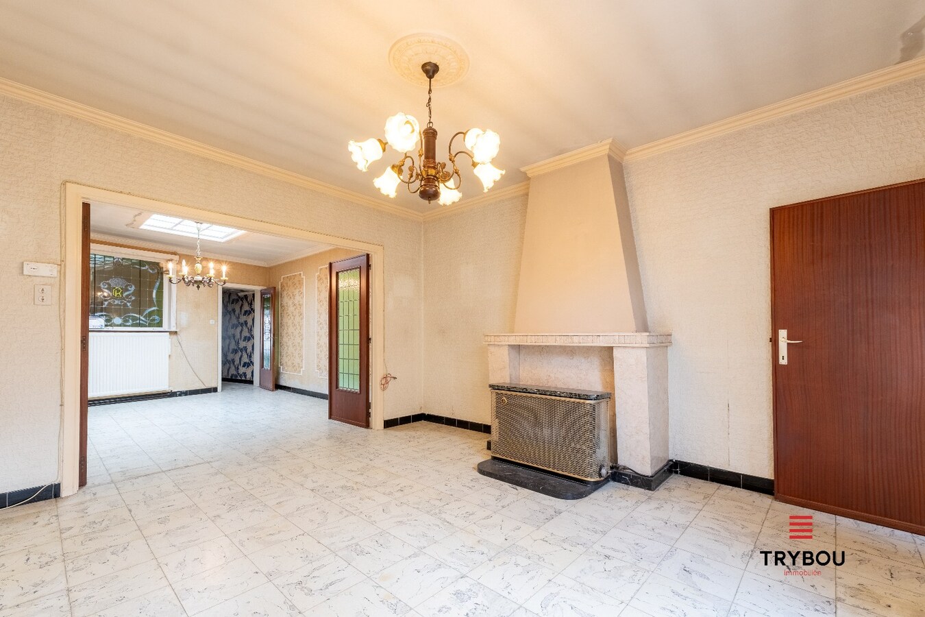 🏠 Te koop in het hart van Diksmuide – Woning met woon-winkelcombinatie en charmant stadstuintje 