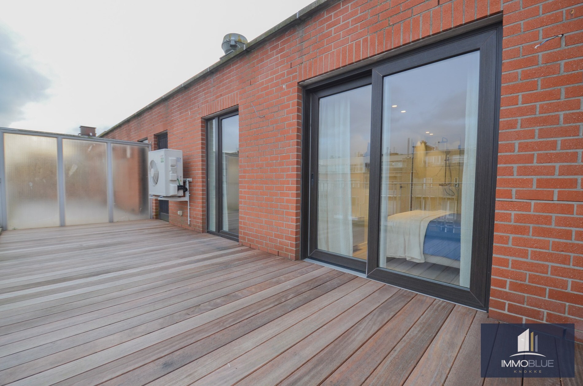 Penthouse entièrement rénové avec deux terrasses spacieuses (+/- 50 m²) situé à deux pas de la mer. 