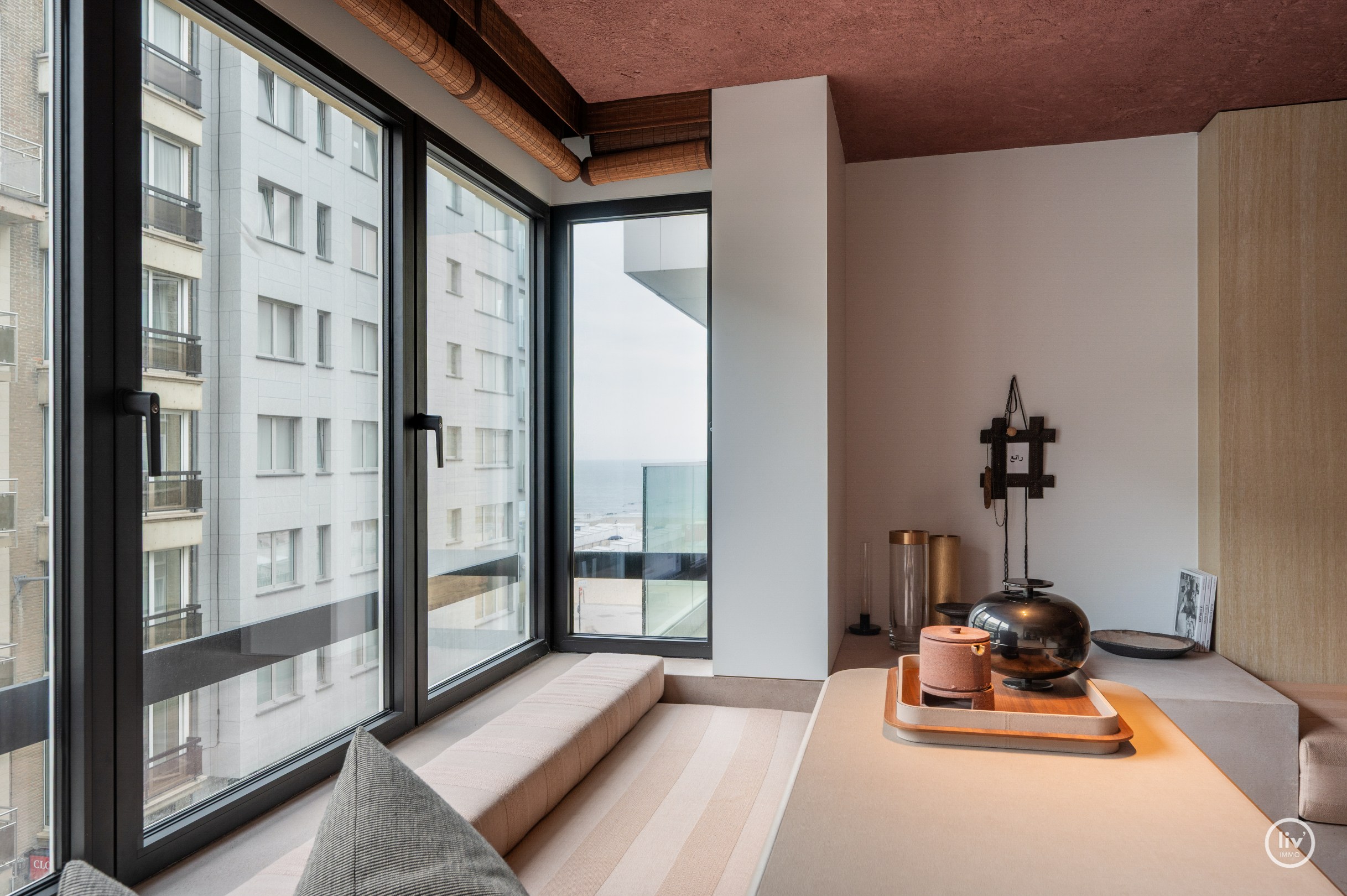 Uniek appartement ontworpen door architect Glenn Sestig met zijdelings zeezicht aan het Driehoeksplein 