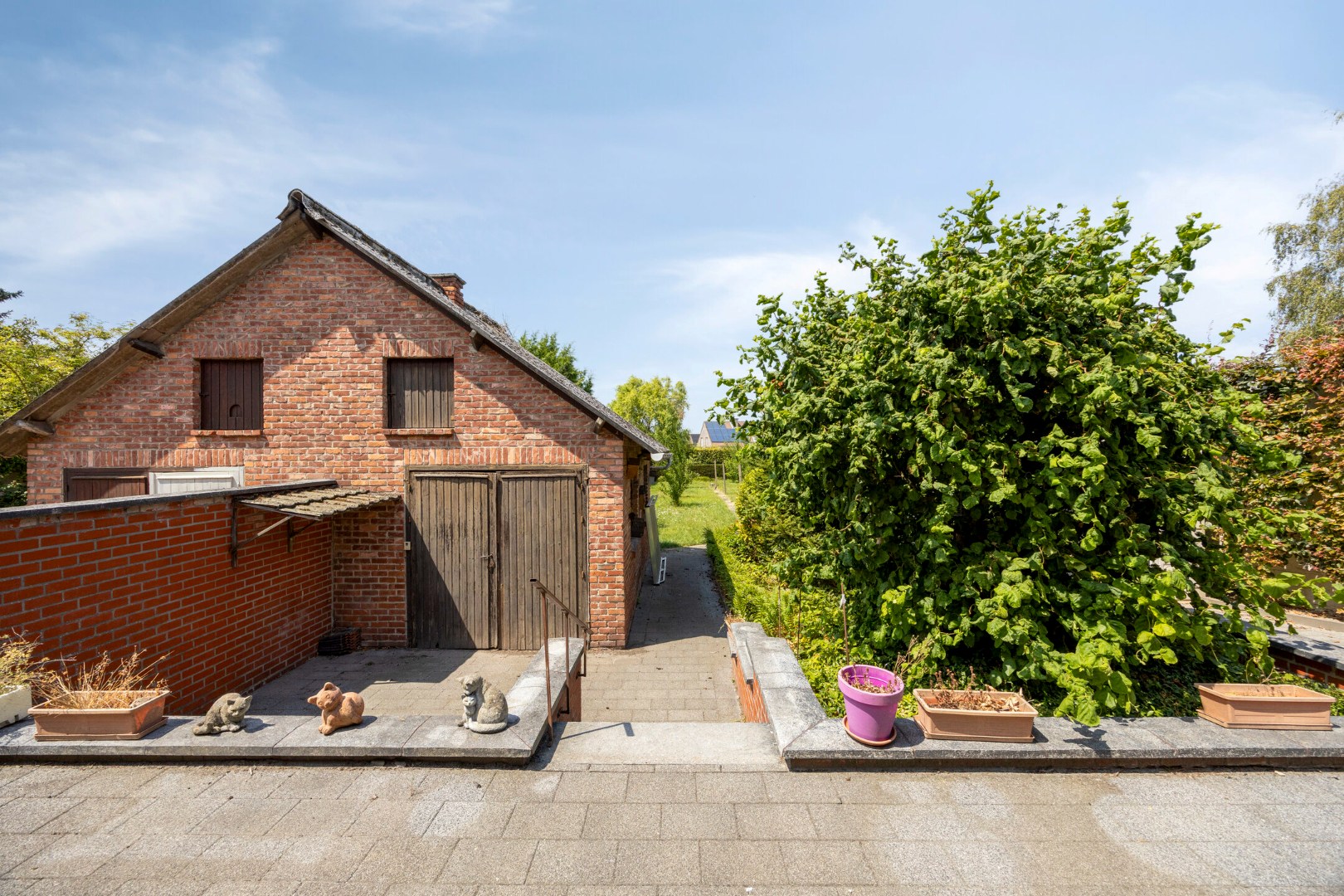 Terras met doorgang tuin en tuinberging