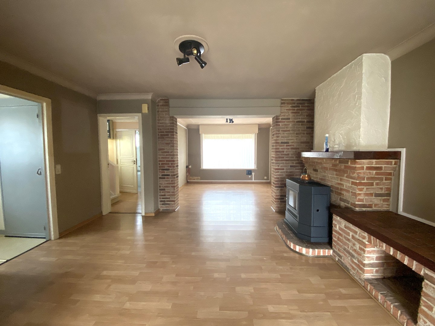 Degelijke halfopen bebouwing met groot potentieel op mooi hoekperceel van 524 m²! 
