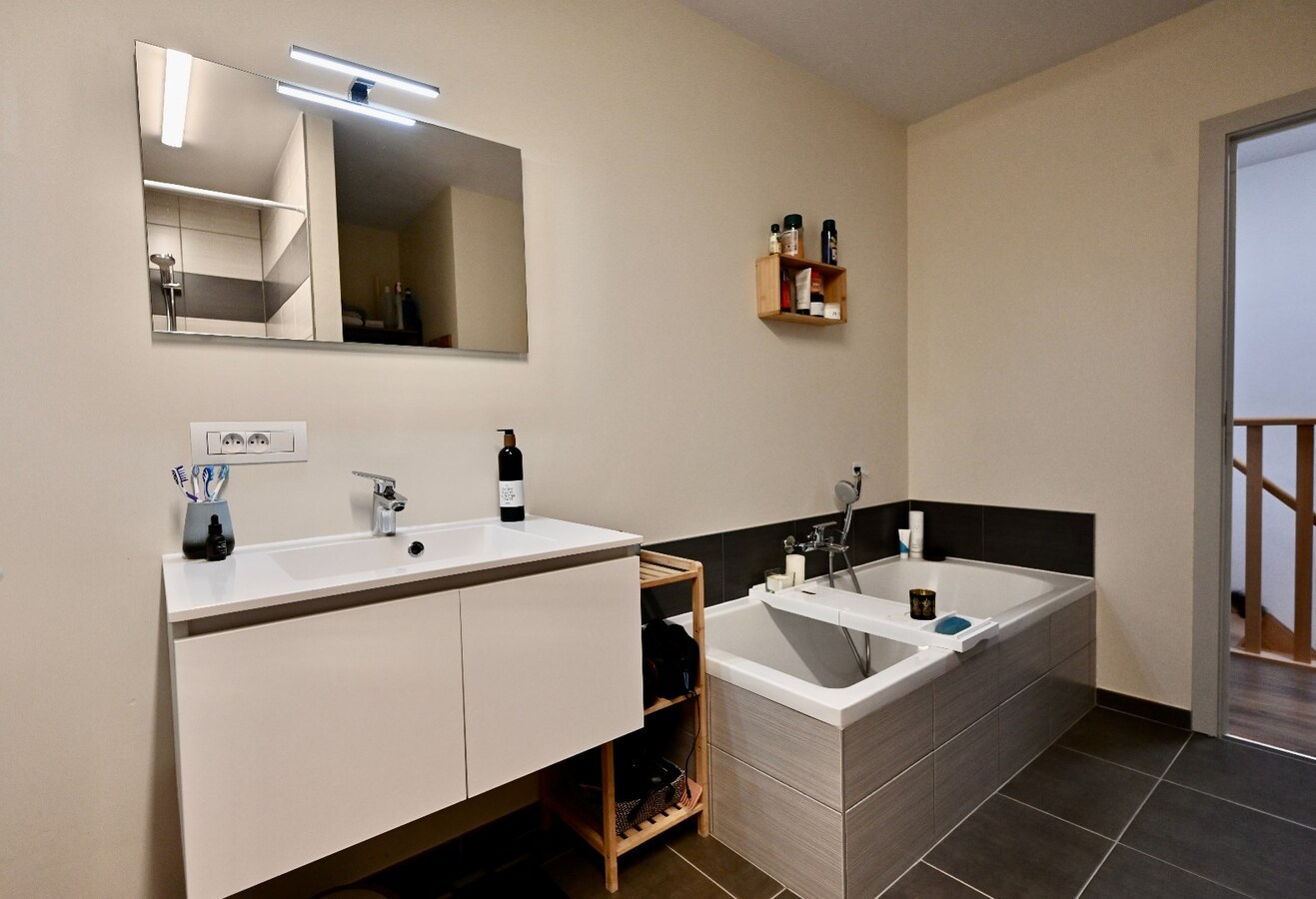 RECENTE WONING MET GARAGE EN STADSTUIN TE BREDENE 