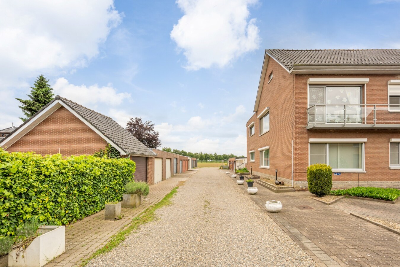 Gelijkvloers, degelijk appartement met 2 slaapkamers, ruim terras, carport en garage. 