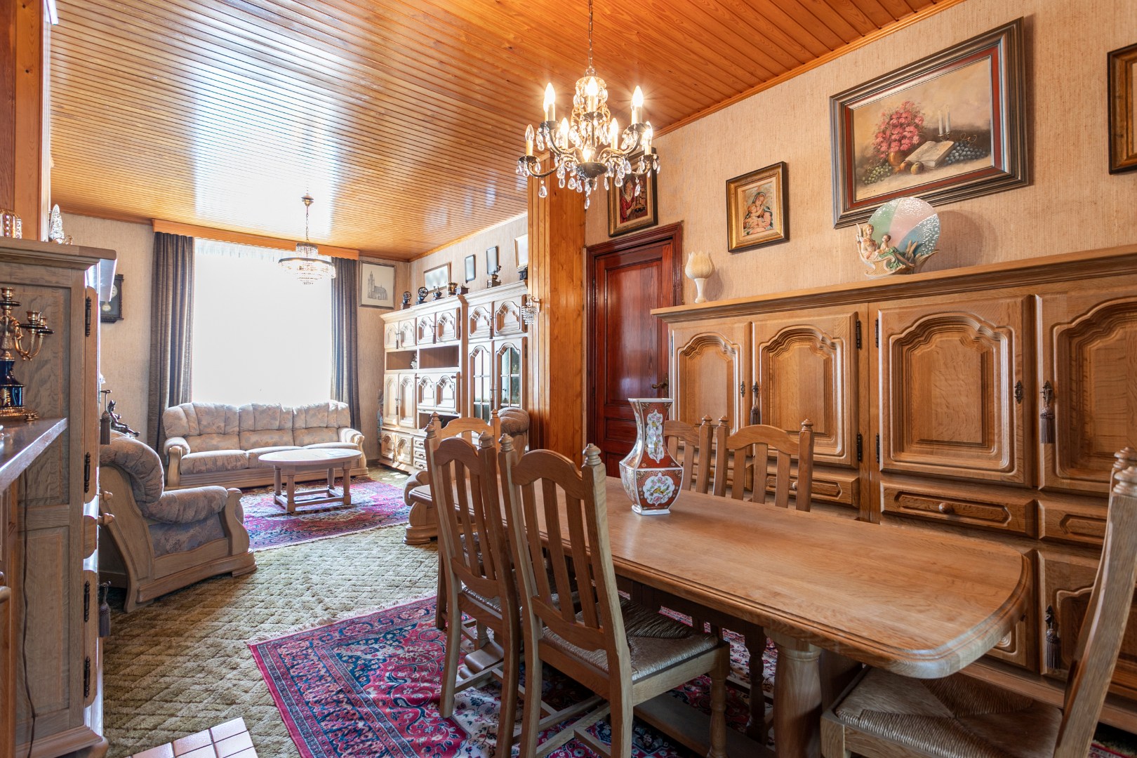 Te renoveren, karaktervolle woning met tal van mogelijkheden en tuin 