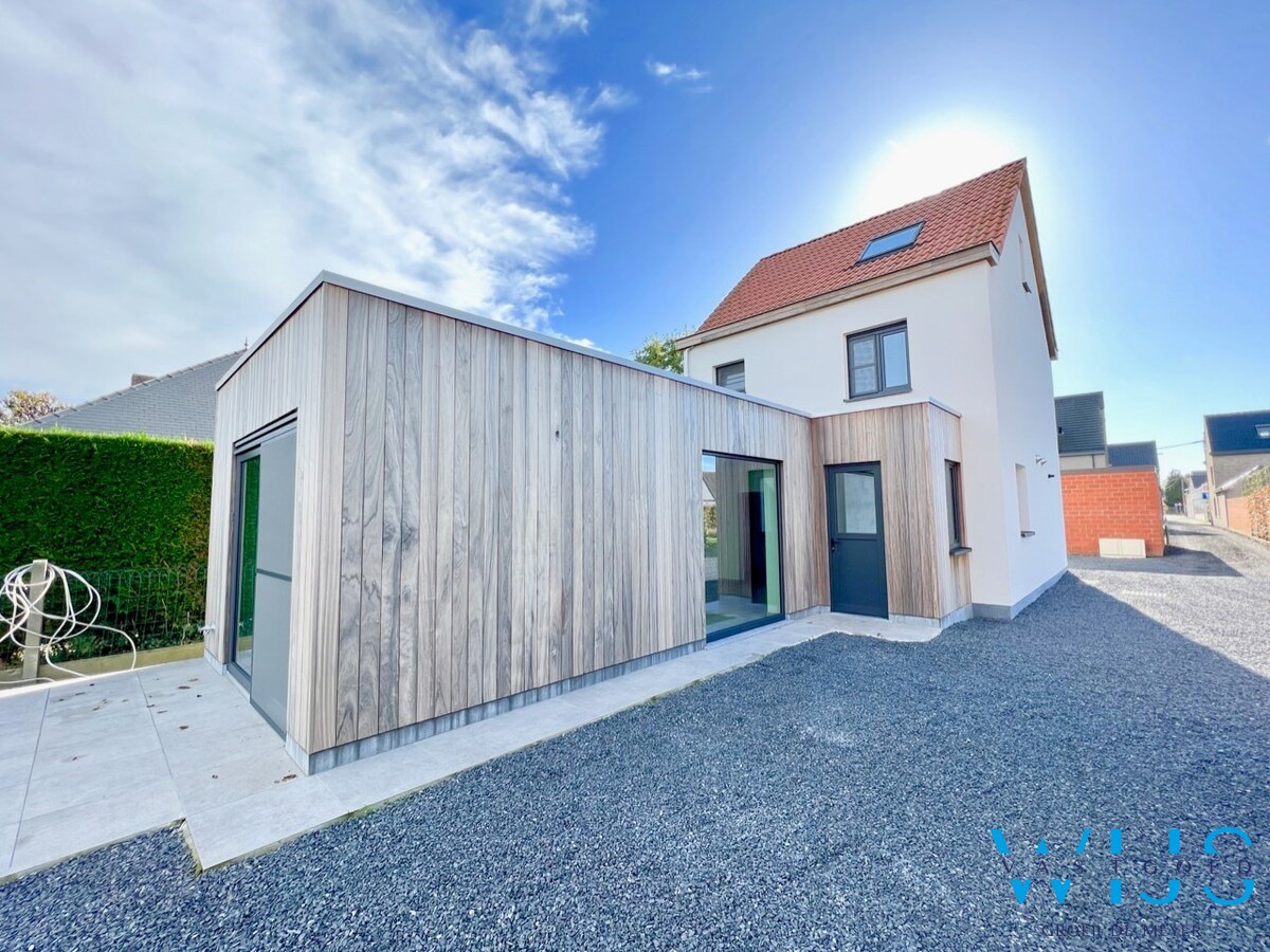 Volledig gerenoveerd woonhuis op 750m² in hartje Ertvelde ! 