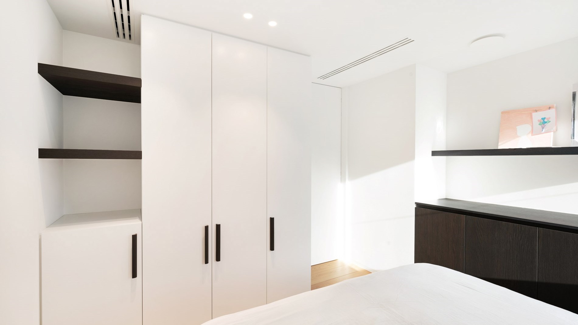 Prachtig vernieuwde villa rustig gelegen tussen Knokke centrum en Het Zoute met een perfecte Zuid-West oriëntatie. 