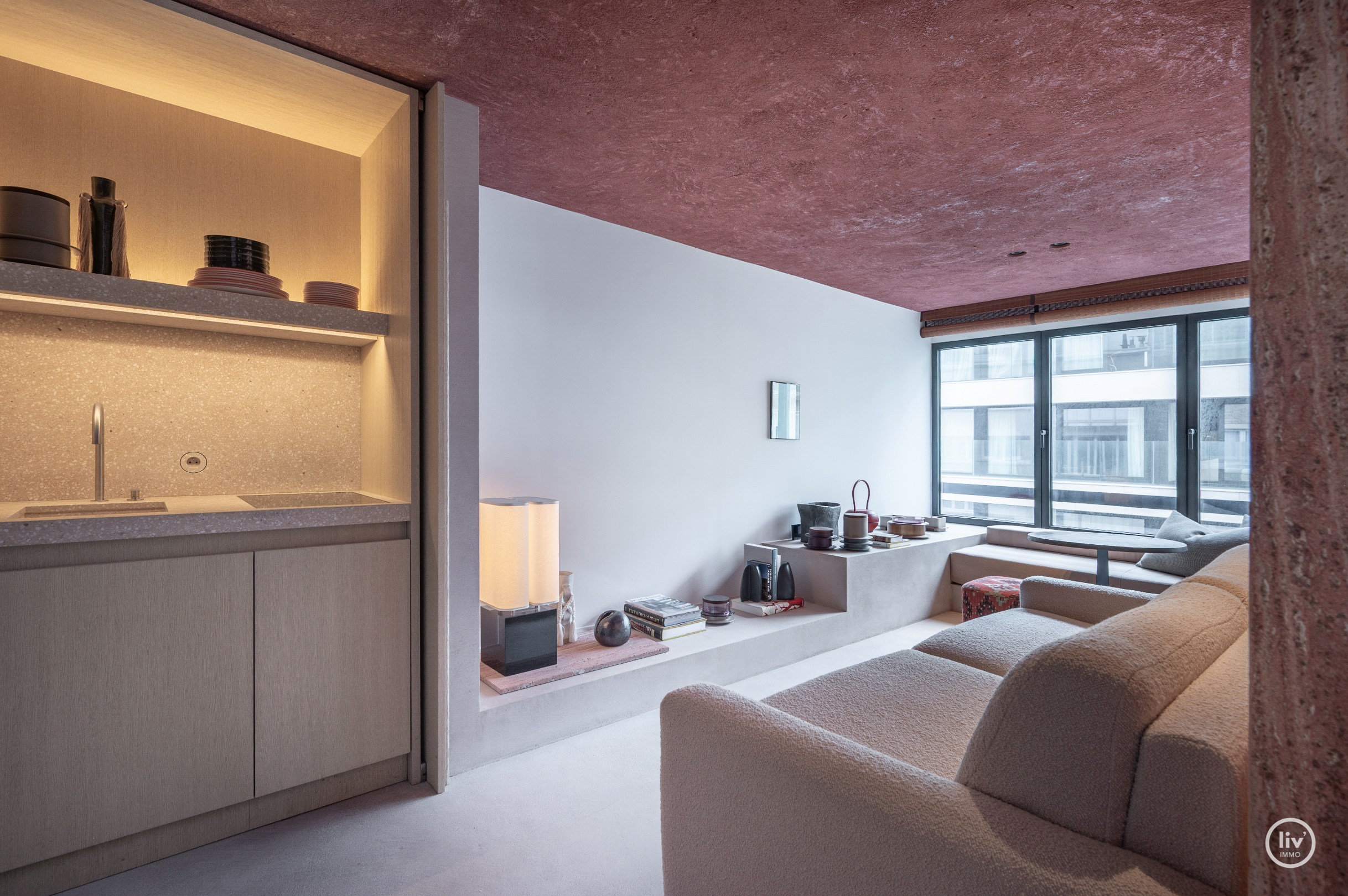 Uniek appartement ontworpen door architect Glenn Sestig met zijdelings zeezicht aan het Driehoeksplein 