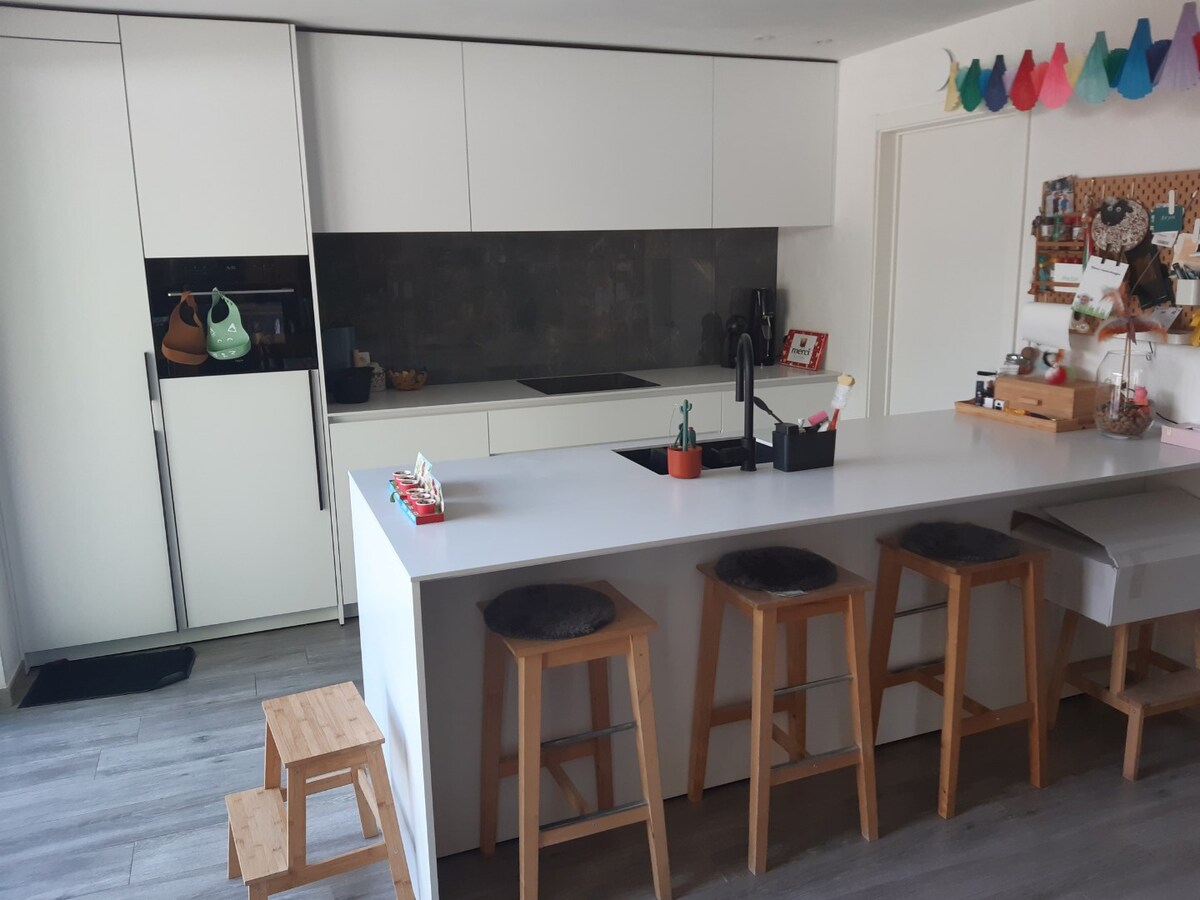 BEN-appartement met terras en tuintje. 