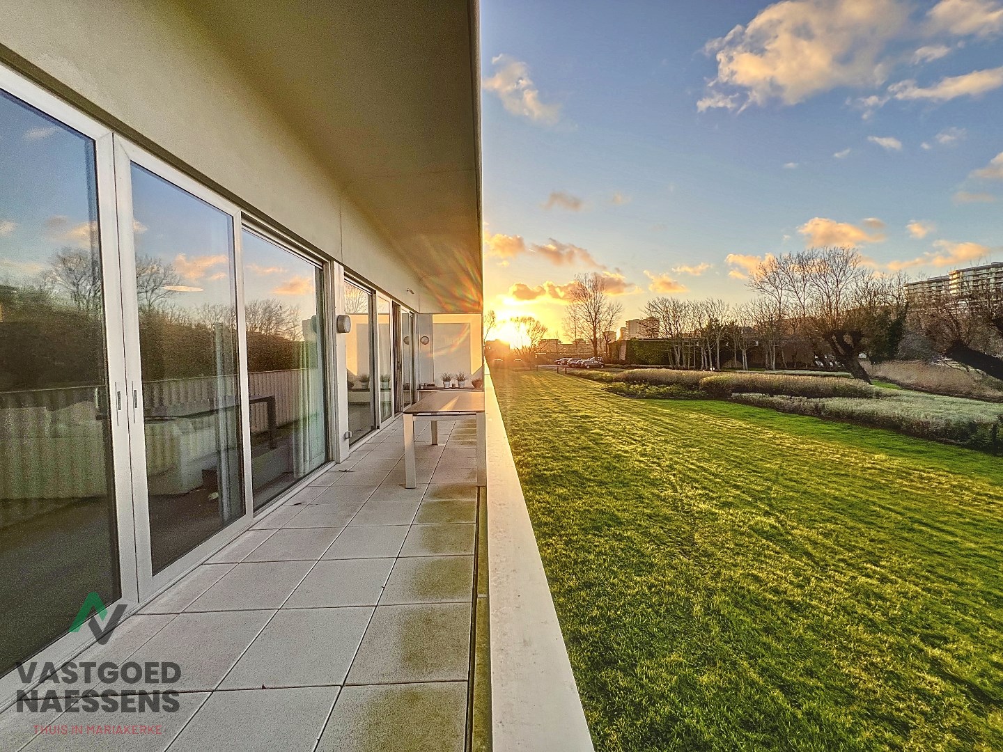 Magnifique appartement d'une chambre avec vue sur le golf et une terrasse ensoleillée. 