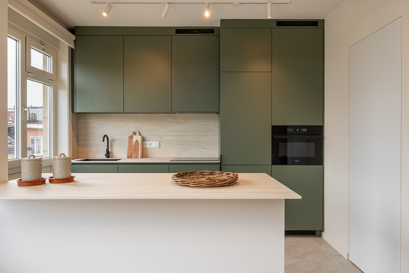 Gerenoveerd appt. met 2 slpk en terras te Wilrijk! 