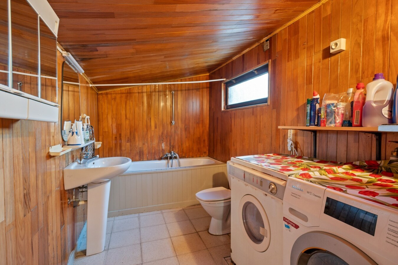 Degelijk gebouwde woning met drie ruime slaapkamers 