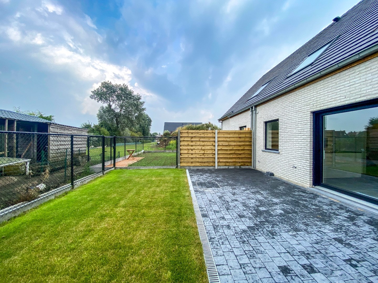 Ruime energiezuinige nieuwbouwwoning (2024) met inpandige garage op 193m² gelegen te Houthulst. 