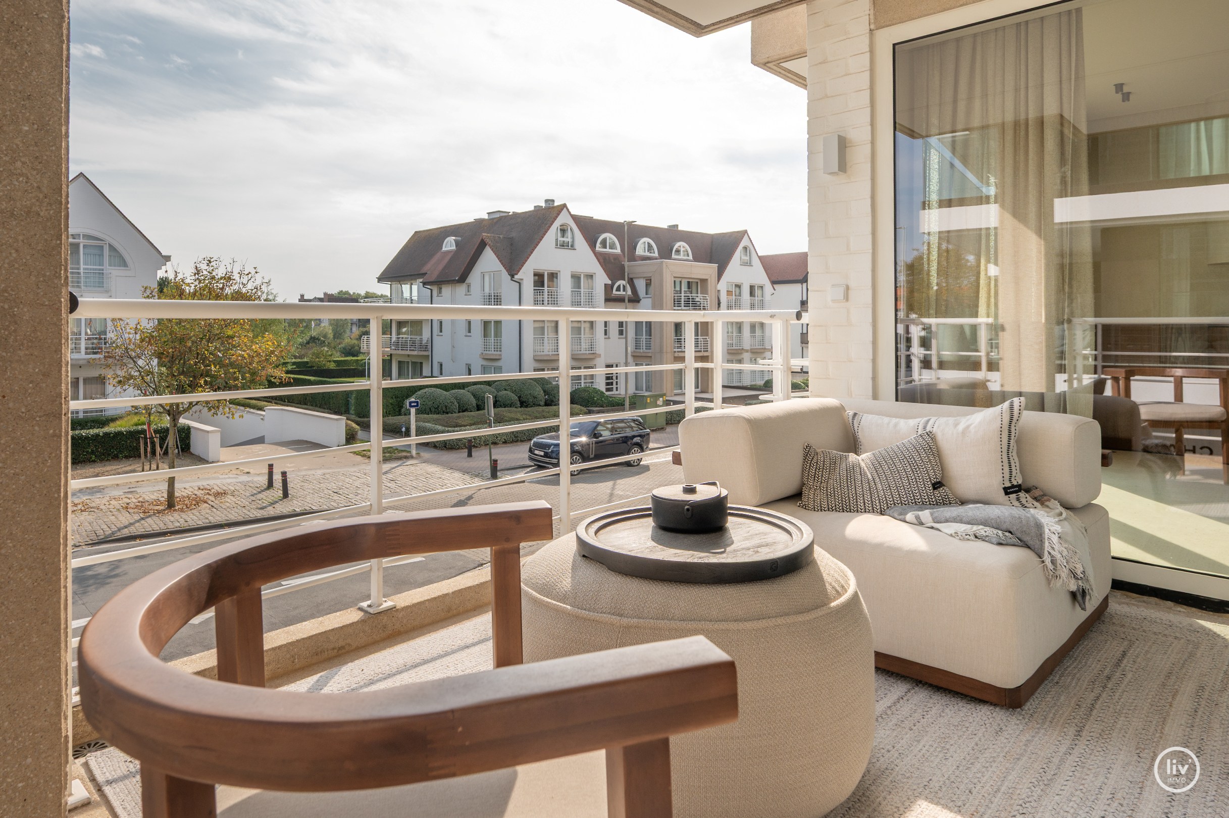 Appartement d'angle entièrement rénové et de haute qualité dans une résidence de standing au cœur du Zoute. 