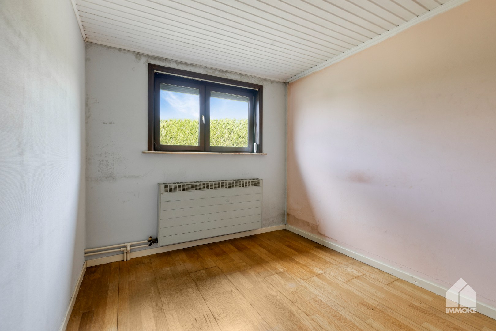 Te renoveren woning op 8a 40ca met 3 slpk en vrijstaande garage. 