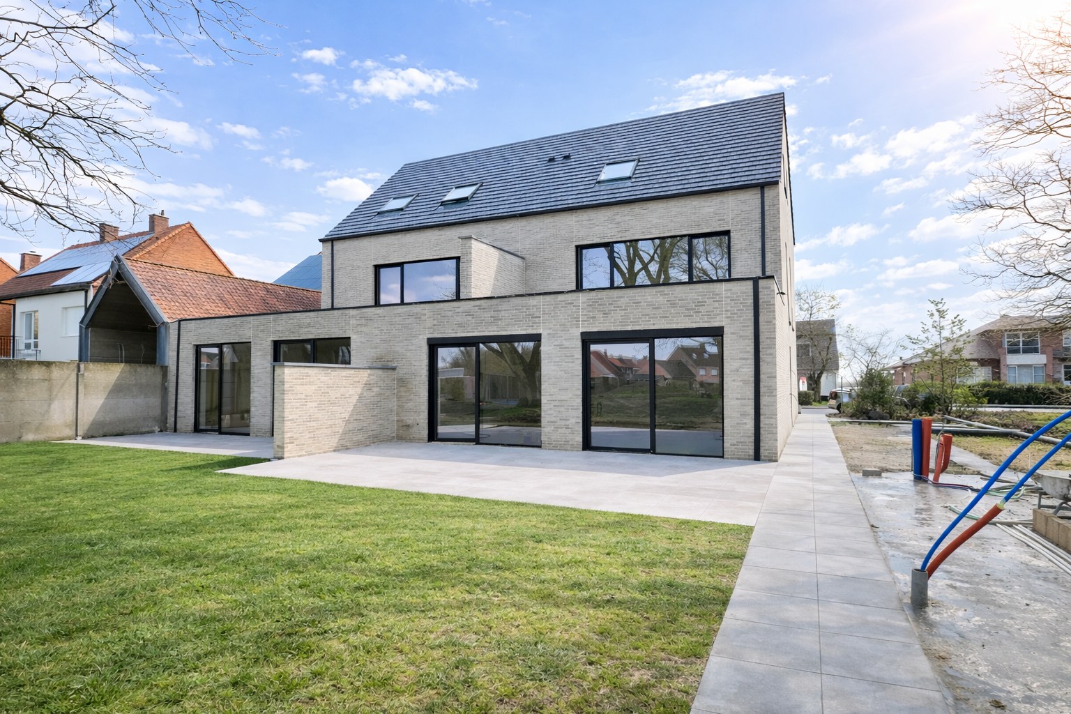 Afgewerkte woning met 3 slaapkamers &amp; ruim zonnig terras + autostaanplaats en berging 