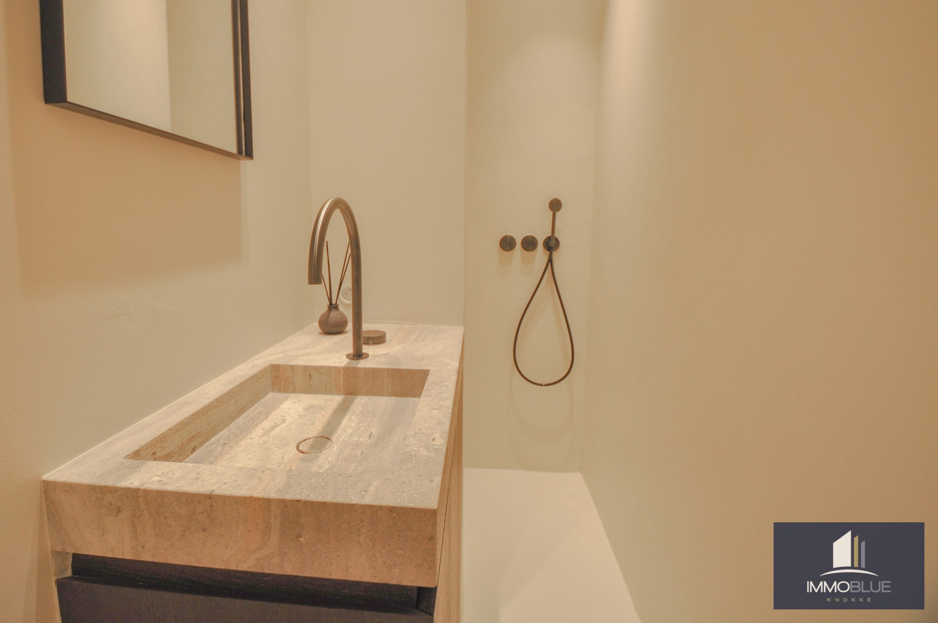 Uitzonderlijk, tijdloos volledig gerenoveerd appartement met een open zicht . 