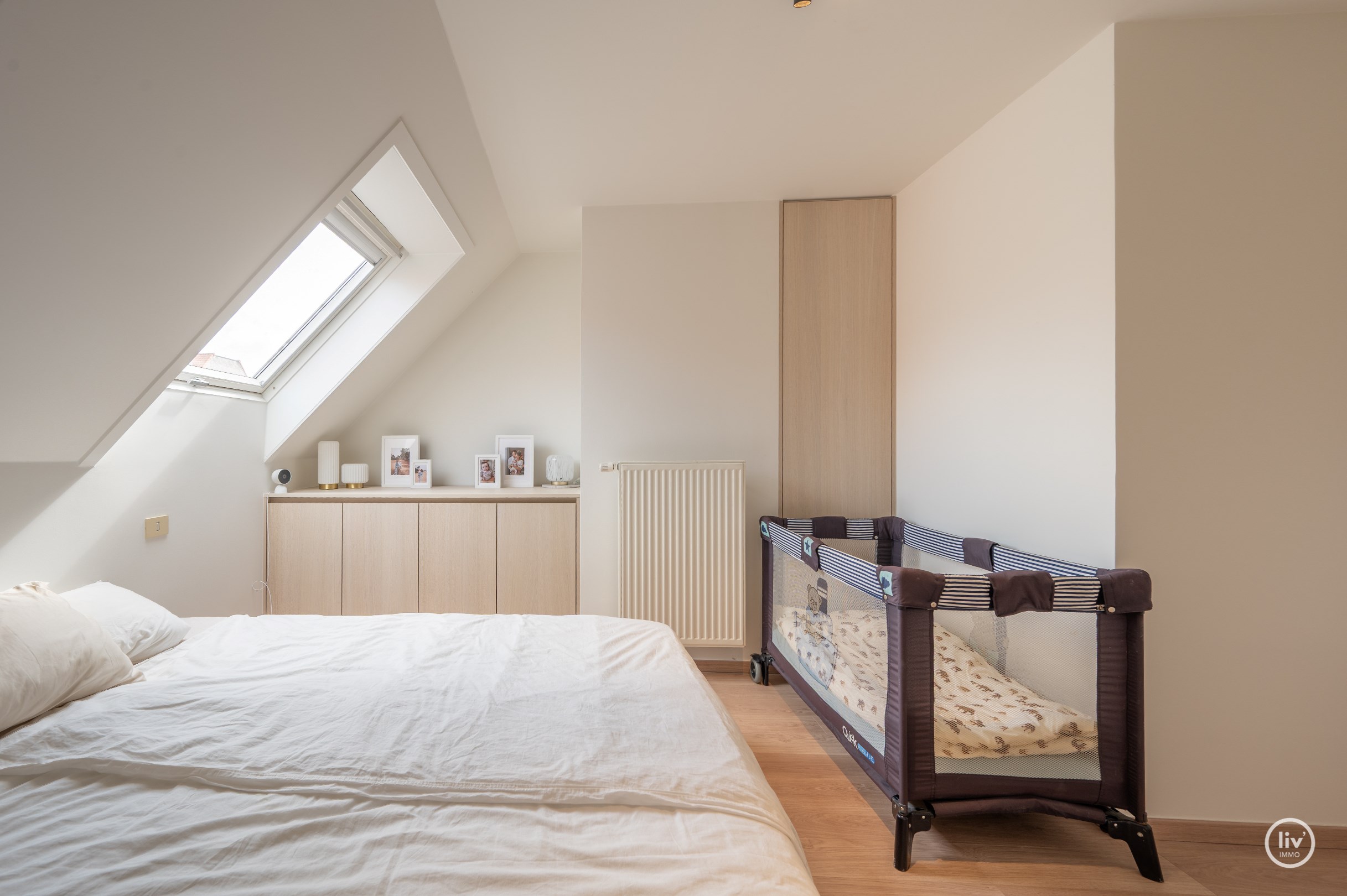 Appartement de 3 chambres élégamment rénové avec terrasse ensoleillée. 