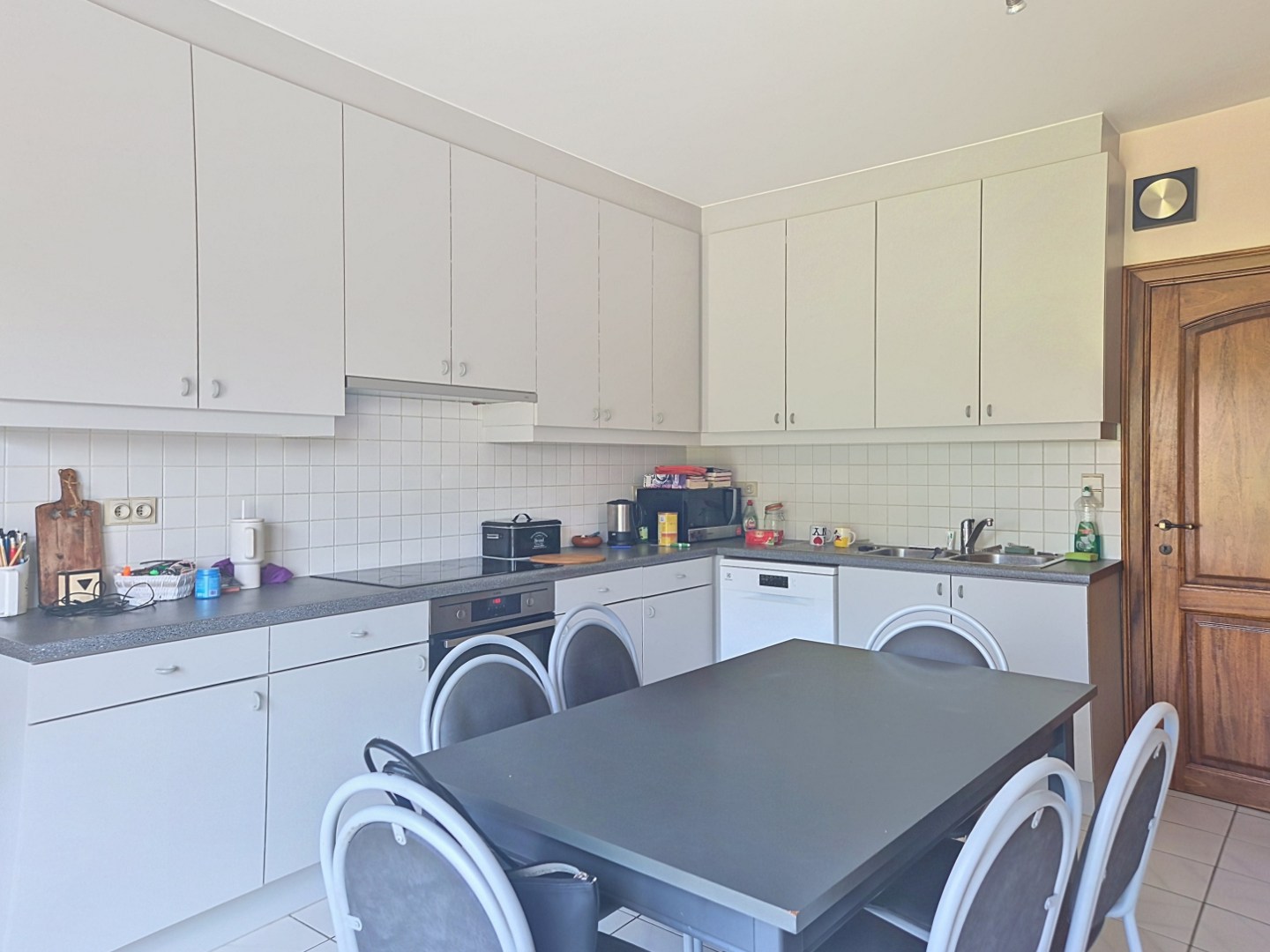 Woning met 4 slpks, tuin en dubbele garage 